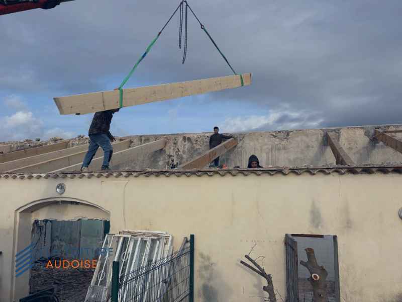 équipe de couvreurs sur un chantier de dépose et rénovation de charpente