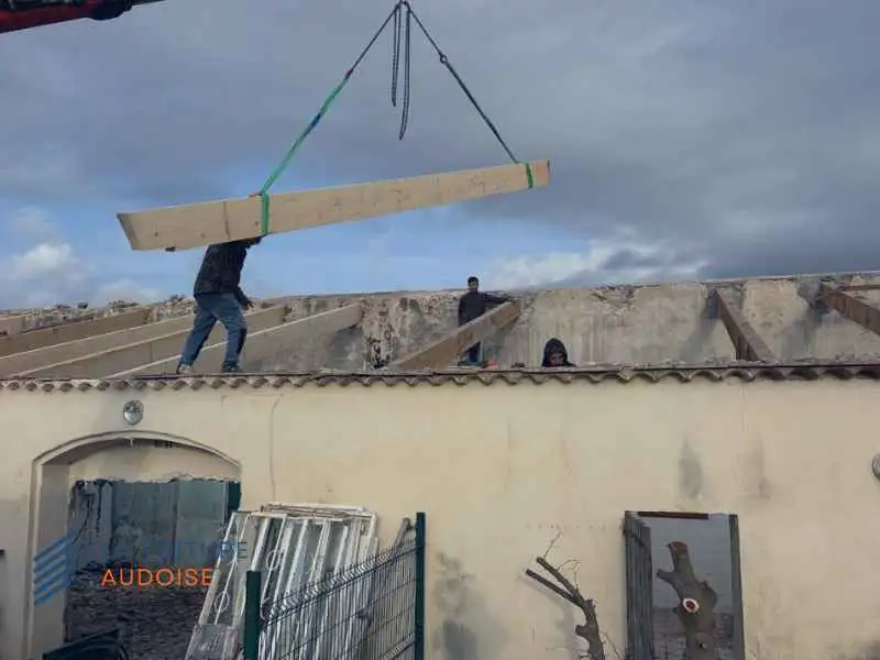 équipe de couvreurs sur un chantier de dépose et rénovation de charpente