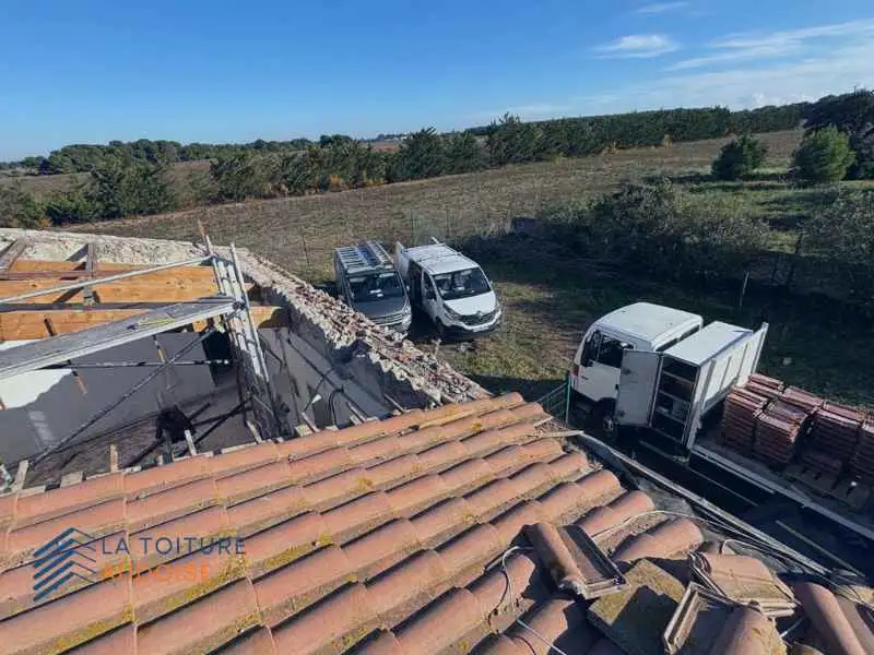 équipe de couvreurs sur un chantier dans l’aude