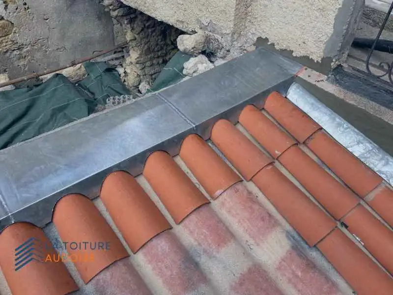 travaux de zinguerie sur un toit audois